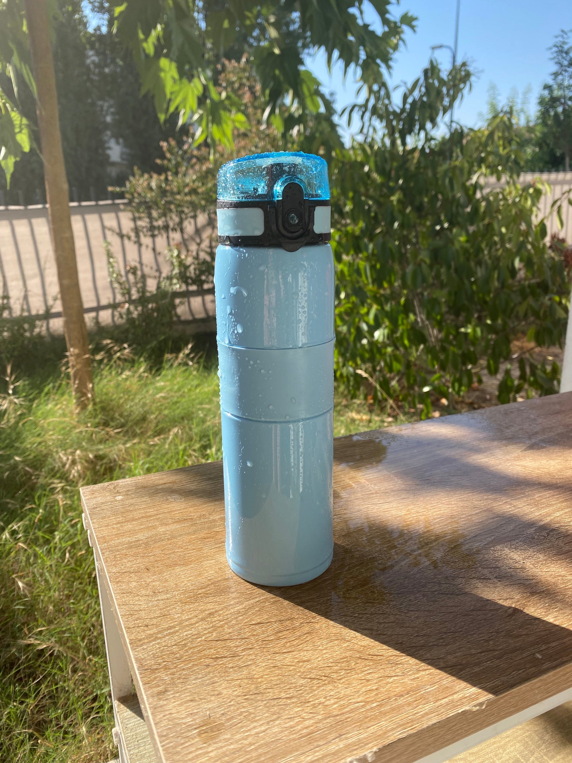 Bouteille filtrante inox 500ml Glacier Blue ouverte avec cartouche filtrante