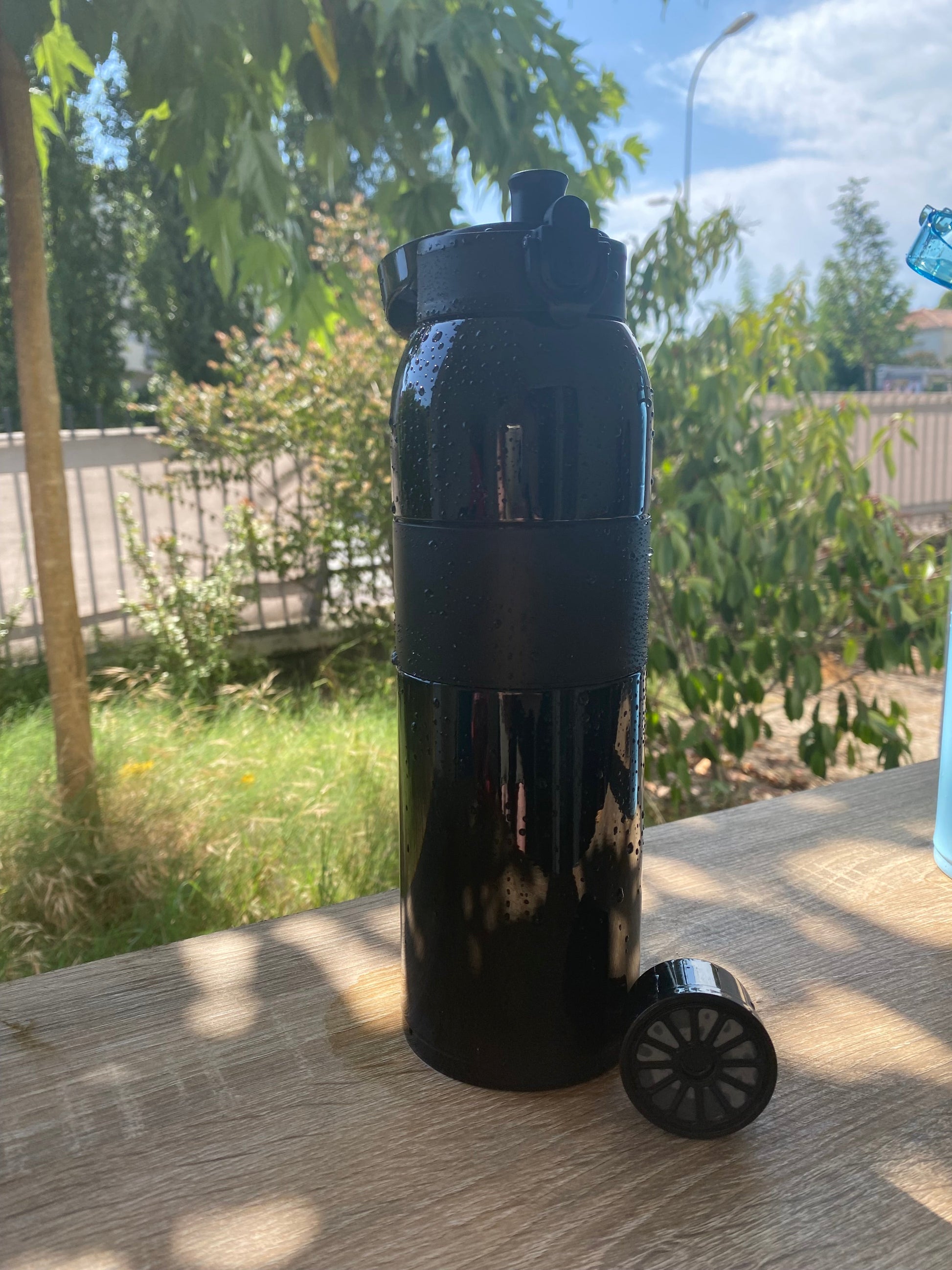Bouteille filtrante inox 800ml Glacier Blue ouverte avec cartouche filtrante